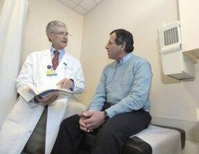Un homme atteint de prostatite au bureau d'un urologue
