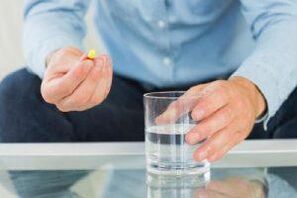 Un homme prend un antibiotique efficace pour la prostatite. 