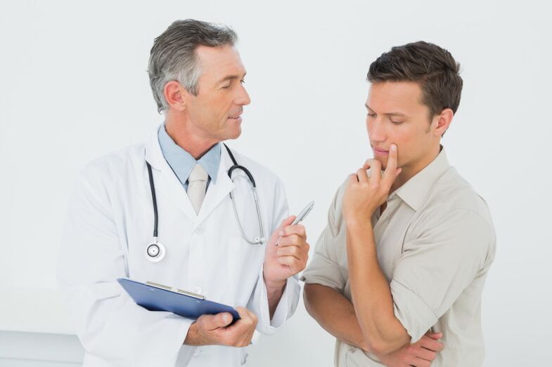 médecin prescrit un traitement pour la prostatite