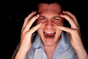 Le stress et la surcharge dans la vie d'un homme provoquent le développement d'une prostatite.
